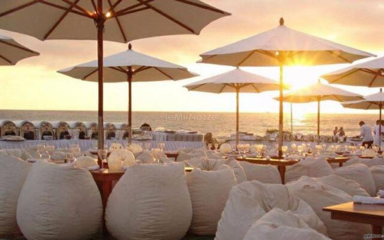 Matrimonio allestito in spiaggia al tramonto
