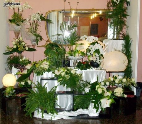 Allestimenti con fiori bianchi per la location di nozze
