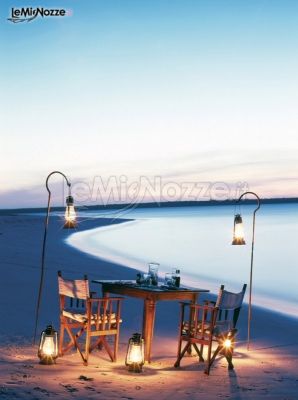 Cena romantica in spiaggia per gli sposi in viaggio di nozze