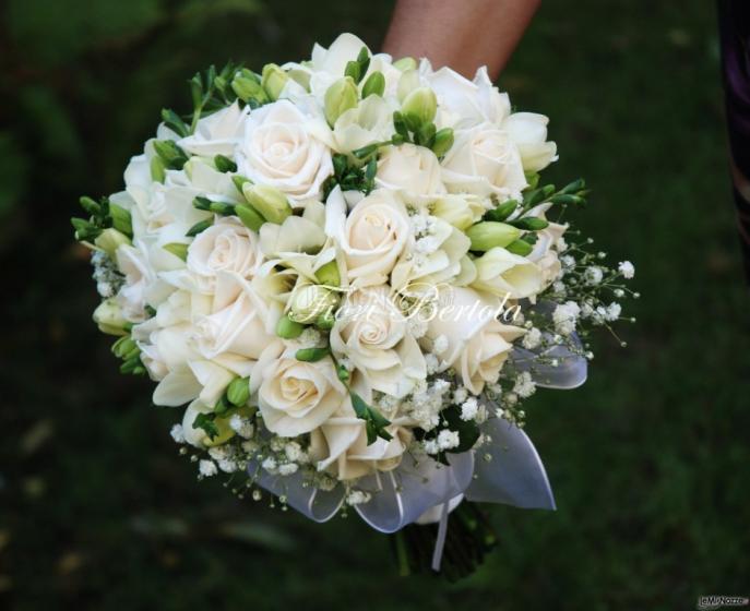 Bouquet da sposa con rose e fresie, elegante e raffinato - 
Fiori Bertola