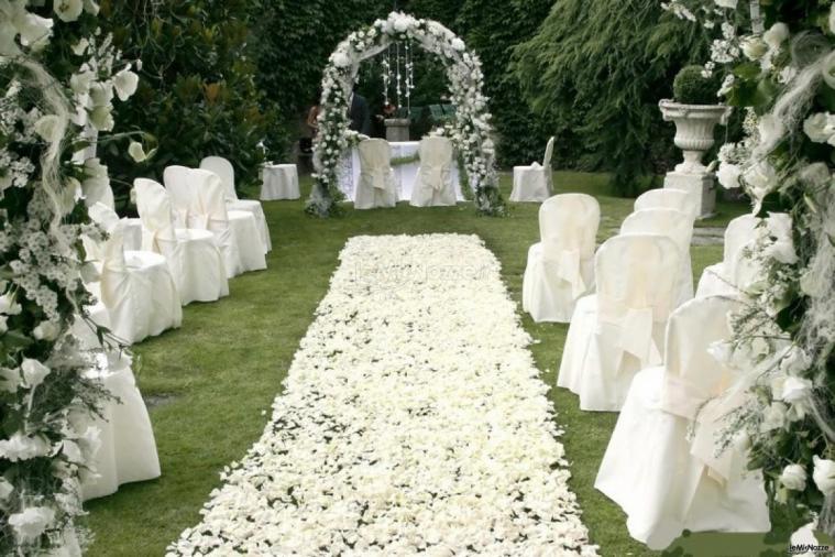 Cerimonia di matrimonio con petali sparsi per terra