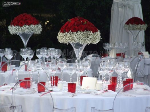 Centrotavola di rose rosse per i tavoli al matrimonio