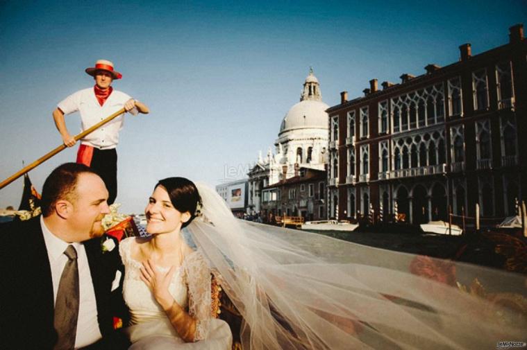 Gli sposi sulla gondola a Venezia © Marta Buso Photography