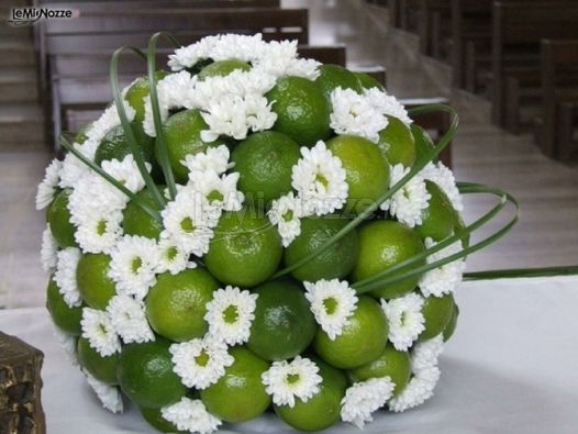 Addobbo floreale per la chiesa composto da lime e margherite olandesi