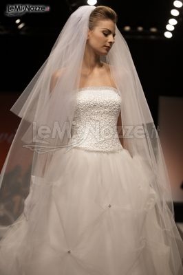 Abito da sposa con il velo