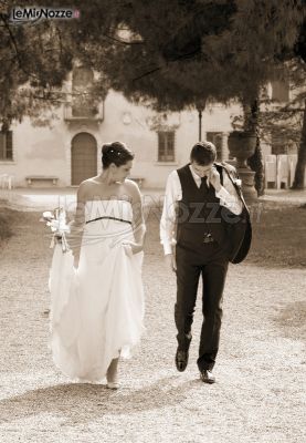 Gli sposi passeggiano dopo la cerimonia