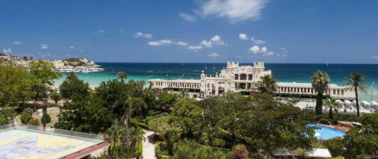 La stupenda location del Mondello Palace Hotel che sorge proprio sulla spiaggia