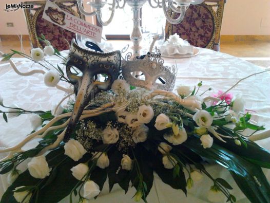 Addobbo floreale di rise e rami per i tavoli delle nozze