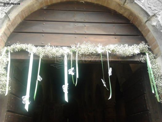 Decorazione floreale per l'entrata della chiesa