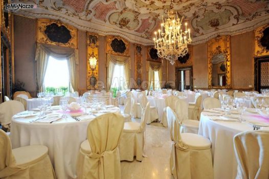 Ampia sala interna per ricevimento di matrimonio presso la location Palazzo Butera