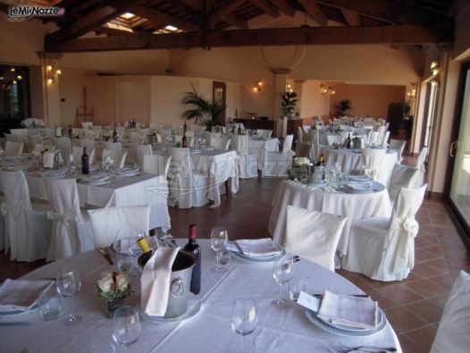 Sala allestita per il ricevimento di nozze nella Tenuta Pizzogallo