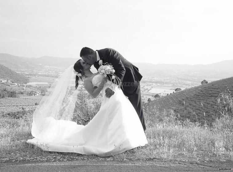 Bacio sposi in bianco e nero