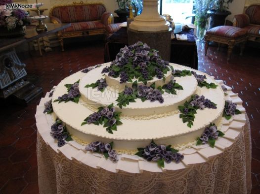 Torta per il matrimonio con fiori viola