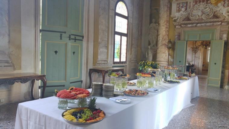 Villa Barchessa Valmarana - Il tavolo imperiale allestito a buffet