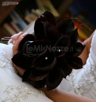 Bouquet di calle nere per la sposa