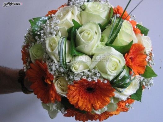 Bouquet con rose bianche per la sposa