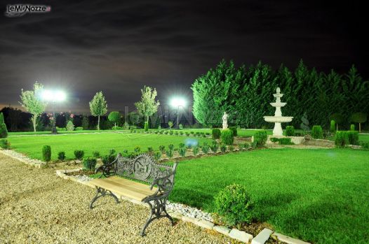 Il giardino illuminato per un matrimonio serale - Villa Colonnetta Giardini e Roseti