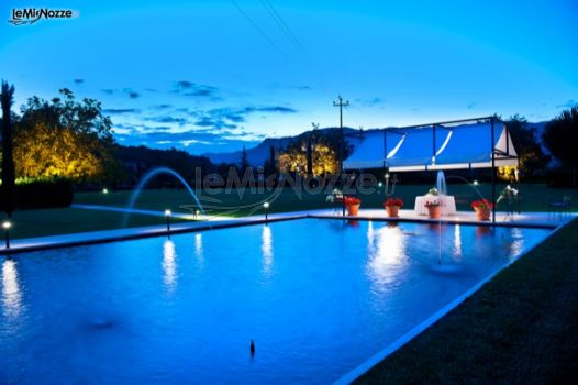 Ricevimento di matrimonio a bordo piscina