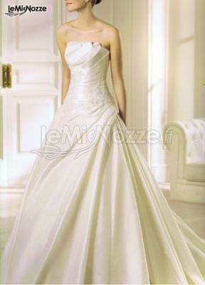 Elegante abito da sposa dalla linea classica