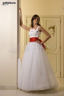 Vestito da sposa con motivi rossi