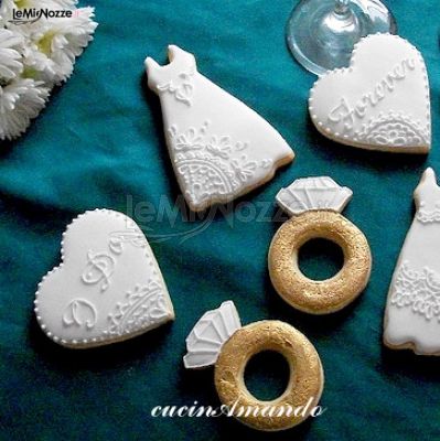Biscotti decorati a forma di vestito, anelli e cuore