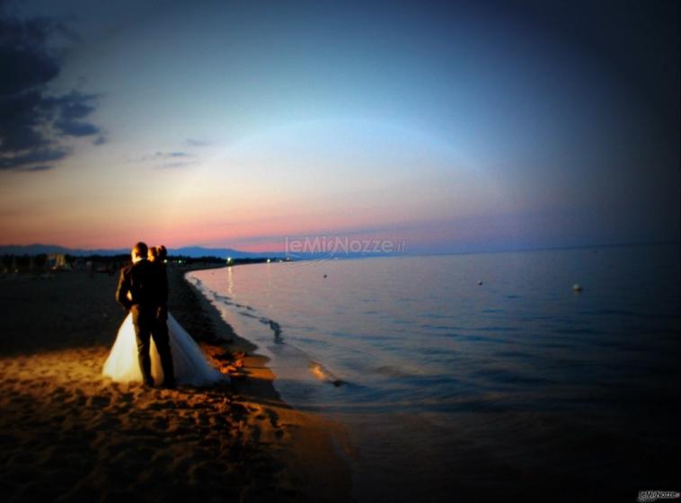 Matrimonio con suggestiva atmosfera serala sulla spiaggia
