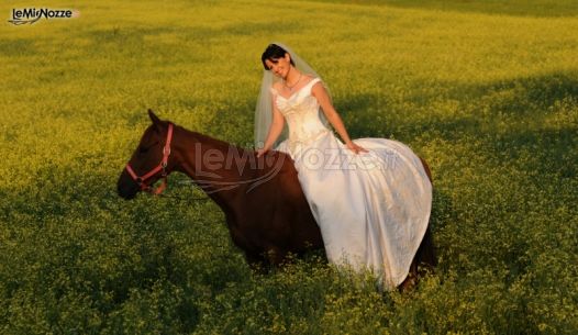 Sposa a cavallo per le foto di matrimonio