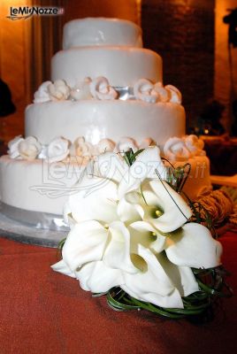La torta nuziale e bouquet di calle total white