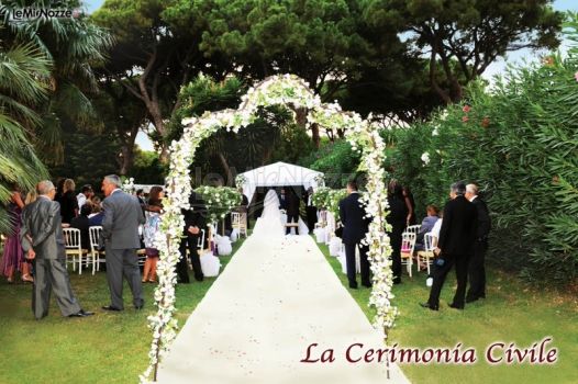 Cerimonia di rito civile nel giardino della location di matrimonio