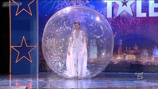 Spettacolo di danza dentro una bolla