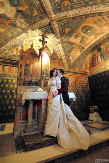 Sposi sull'altare dopo la celebrazione delle nozze