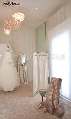 Vestito da sposa in mostra nel salotto dell'atelier