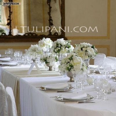 Decoro floreale total white per il tavolo degli sposi