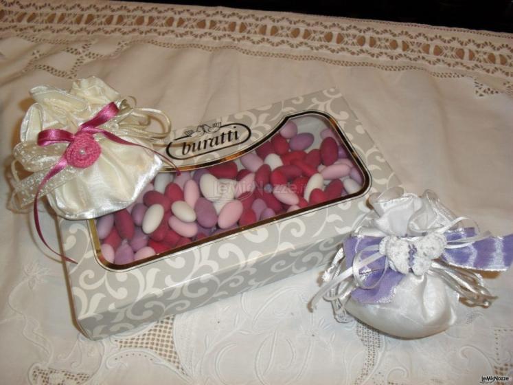 Croce e Delizia - Confetti sfumati e due bomboniere con accessori fatti a mano