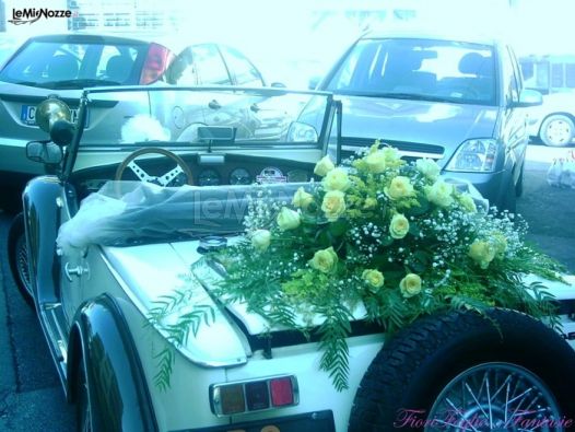 Rose bianche per la macchina da cerimonia