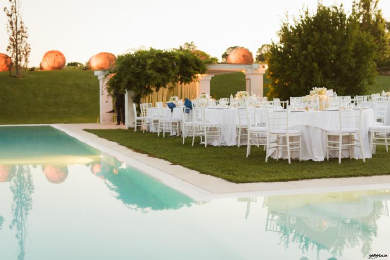 Villa Cenci - Tavoli all'aperto a bordo piscina