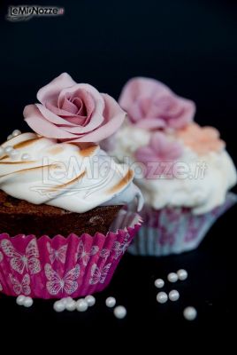 Cupcakes con fiori di zucchero realizzati a mano