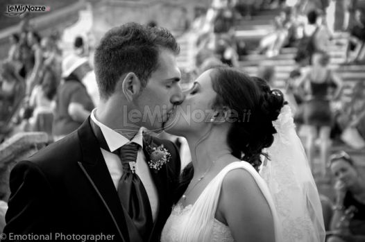 Foto in bianco e nero del bacio degli sposi