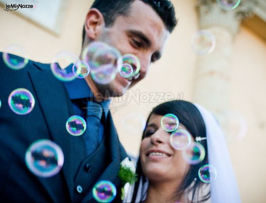 Foto degli sposi con le bolle di sapone - Diego Cafasi Fotografo