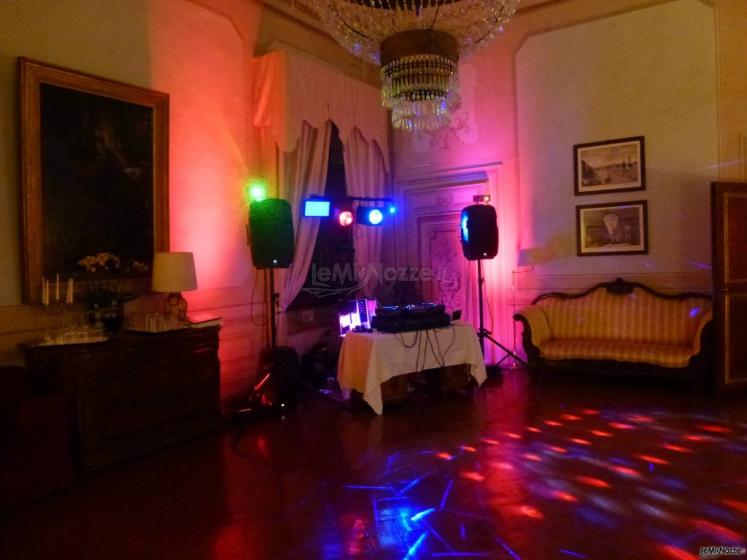 Disco in una stanza elegante - Pink Panther dj service festa