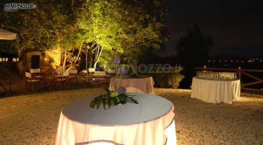 Tavolo con centrotavola floreale per il ricevimento di nozze