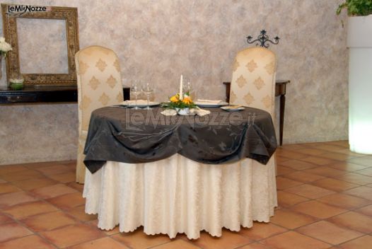 Poggio Normanno Ricevimenti - Mise en place in stile classico per il tavolo degli sposi