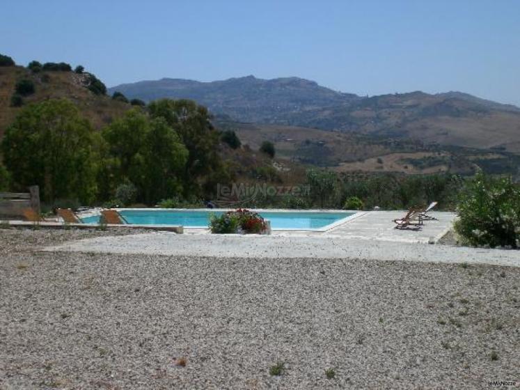 Vista della piscina della Masseria Acque di Palermo