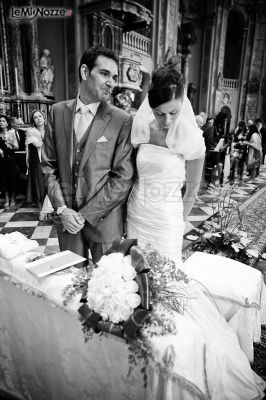 Foto degli sposi in chiesa durante il matrimonio