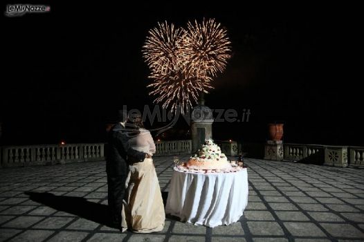 Momento della torta nuziale con fuochi d'artificio per gli sposi