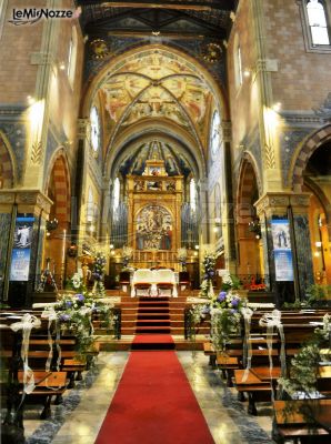 Decorazione floreale della chiesa durante il matrimonio