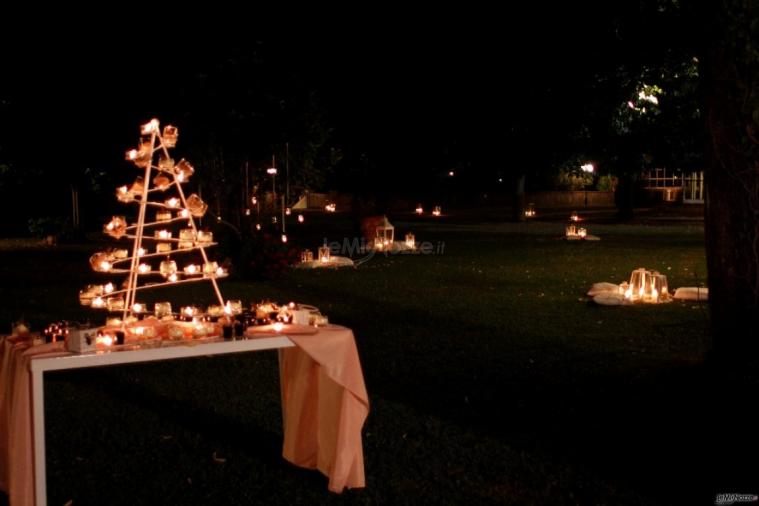 matrimonio romantico con candele e lanterne