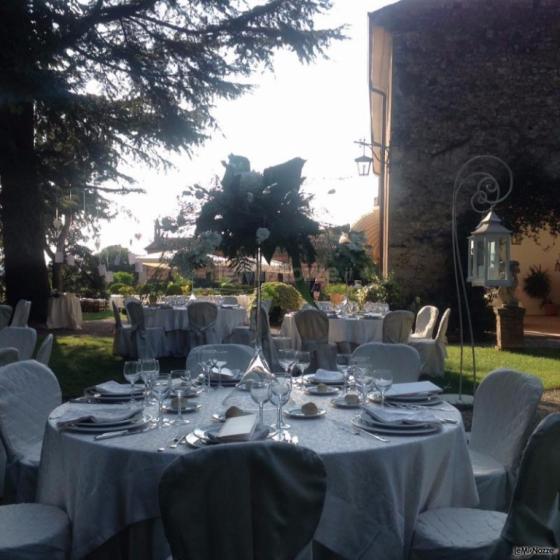 Villa Vanzetti - L'allestimento dei tavoli all'aperto