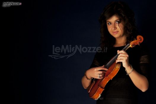 La musicista Angela con il violino