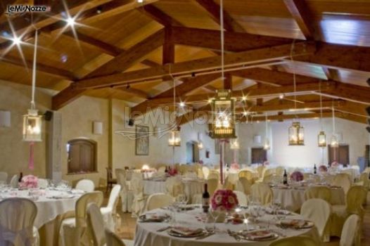 Allestimento di tavoli per le nozze nel Castello di Casigliano